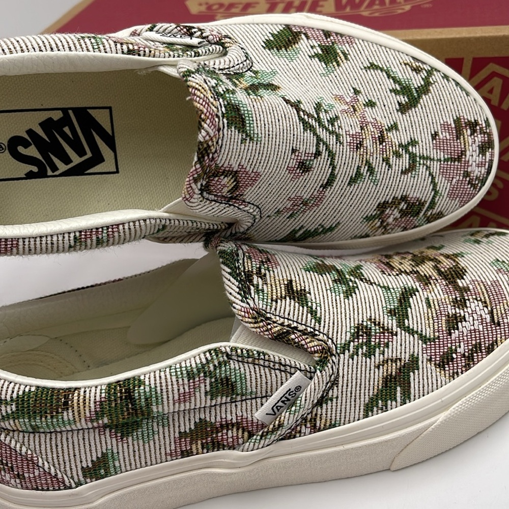 Vans Men’s Classic Slip-On Tapestry Floral Marshmall
VN000BVZCCZ
Sneakers - Picture 15 of 16